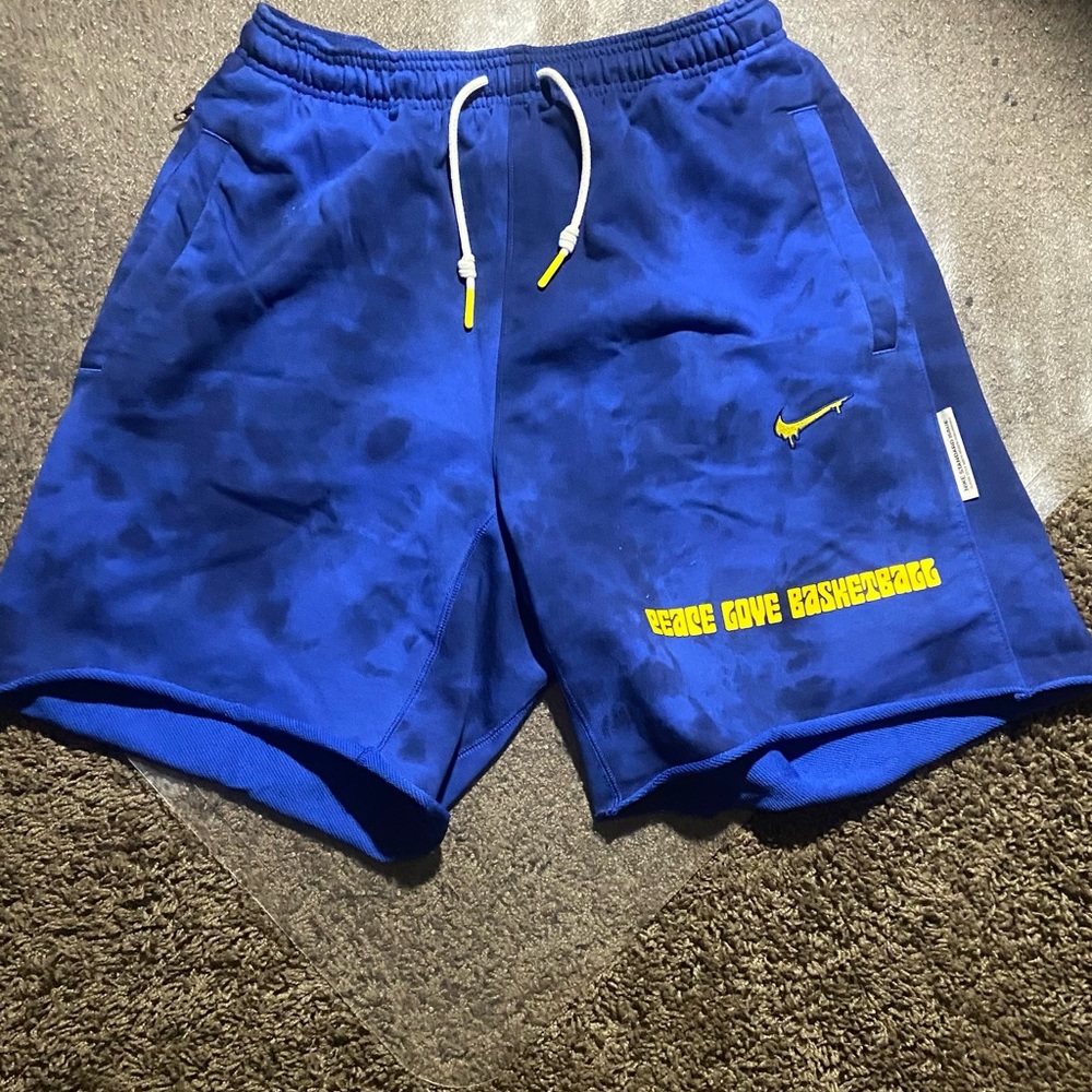MENS NIKE BLUE PEACE LOVE BASKETBALL SHORTS